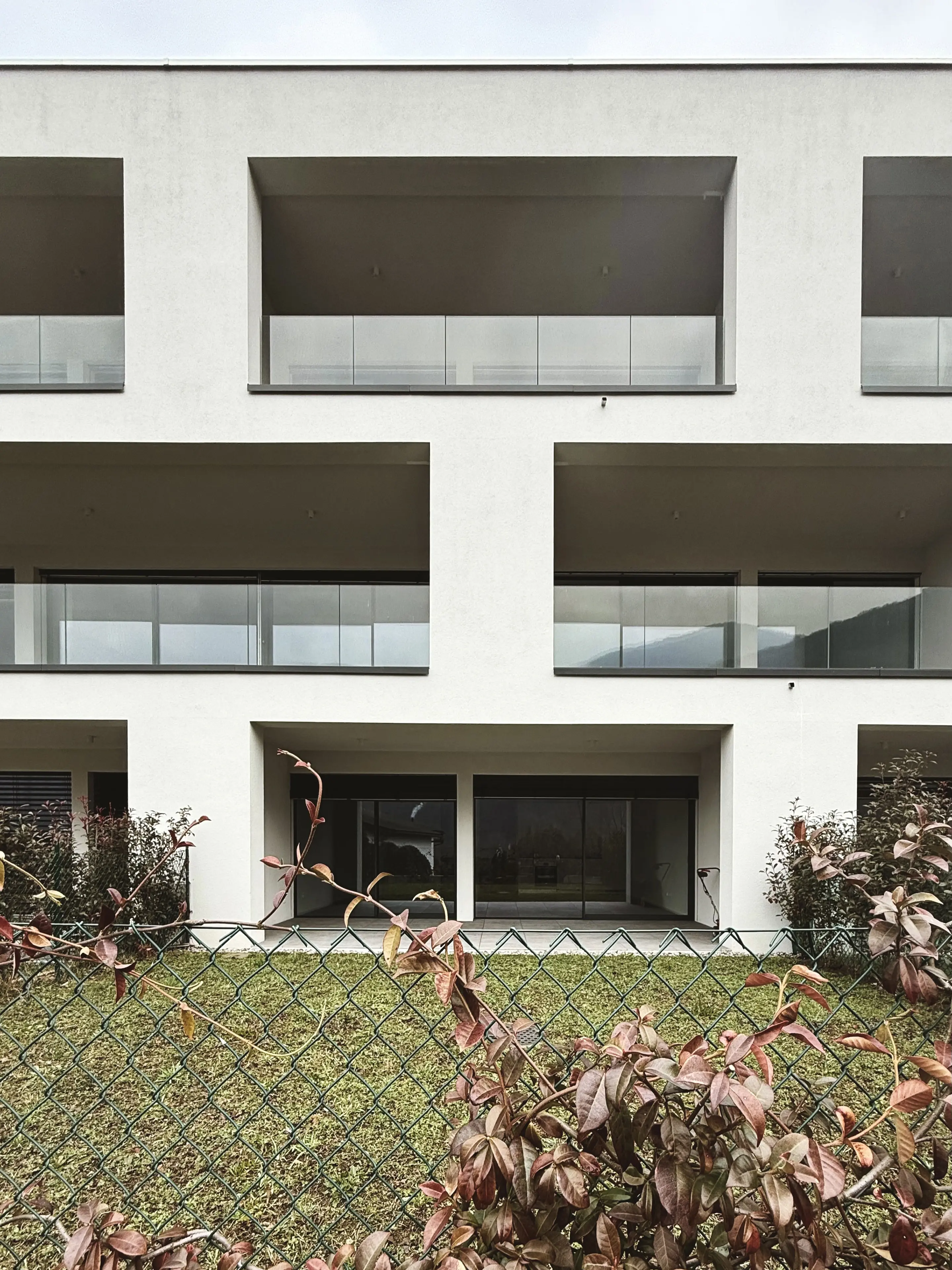 301-06-due edifici residenziali con autorimessa interrata, monteggio